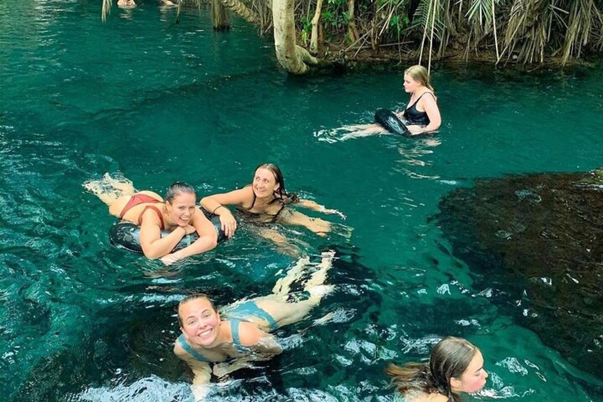 sekumpulan orang berenang di dalam air