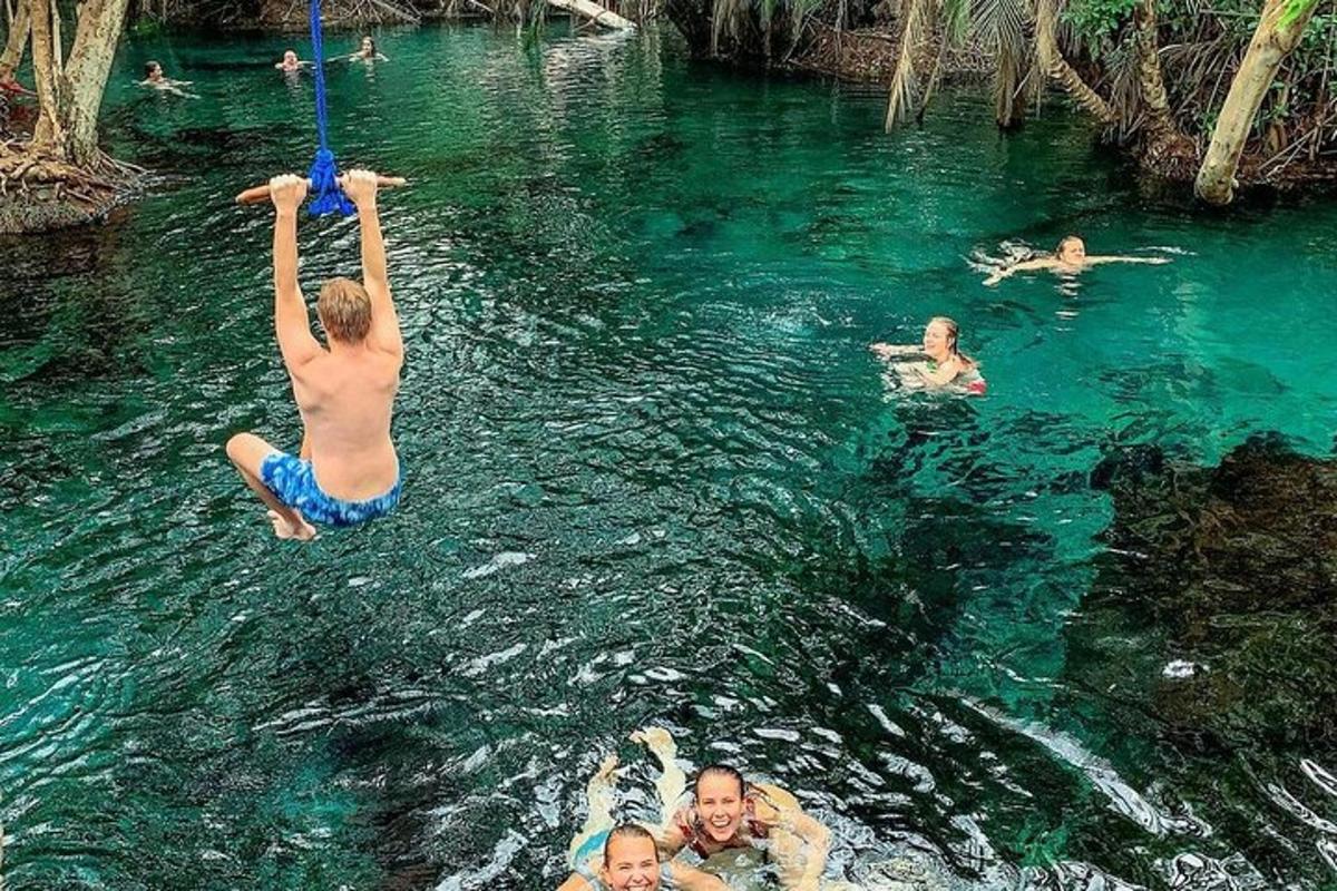 sekumpulan orang berenang di dalam air