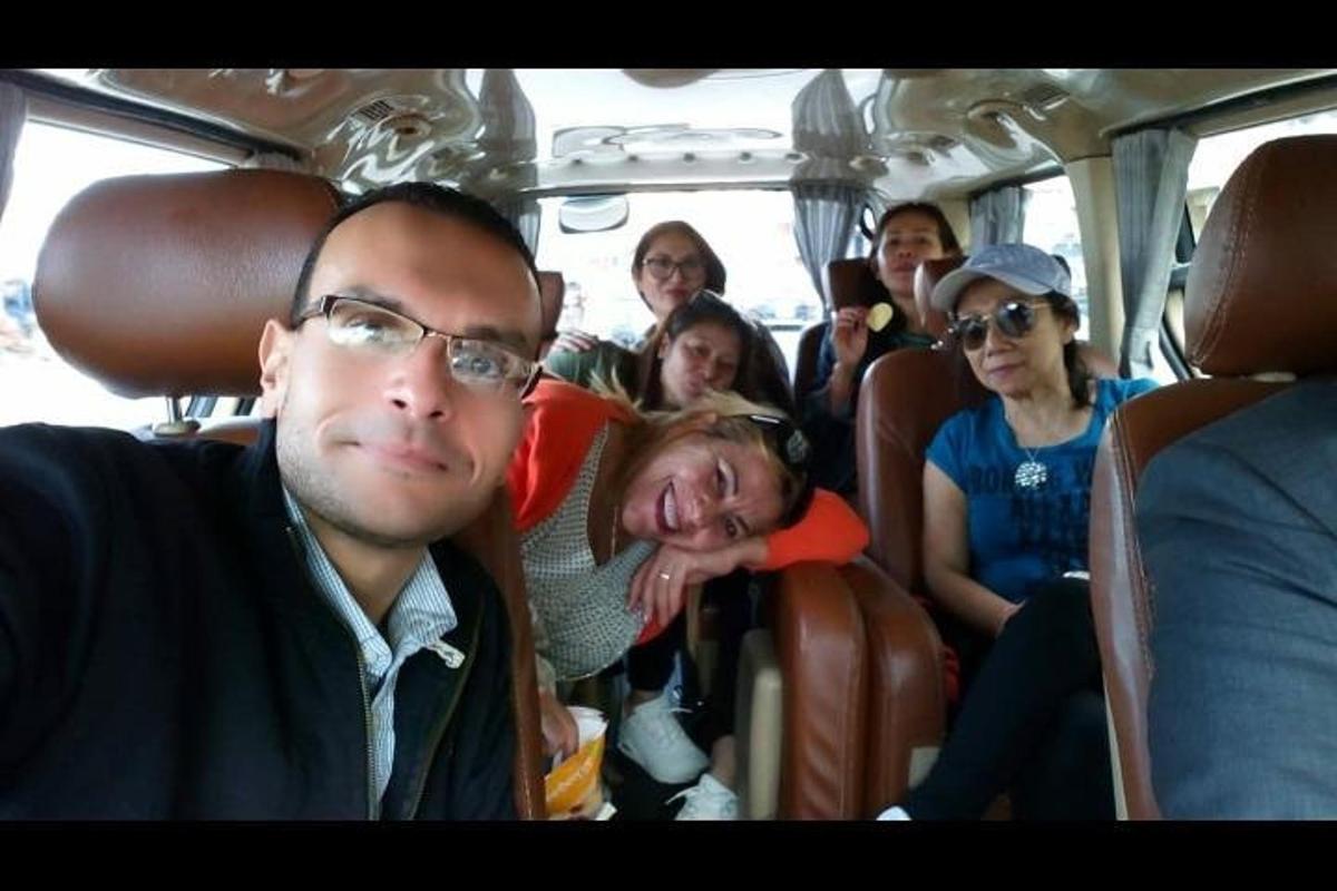 un grup de persones assegudes en un autobús