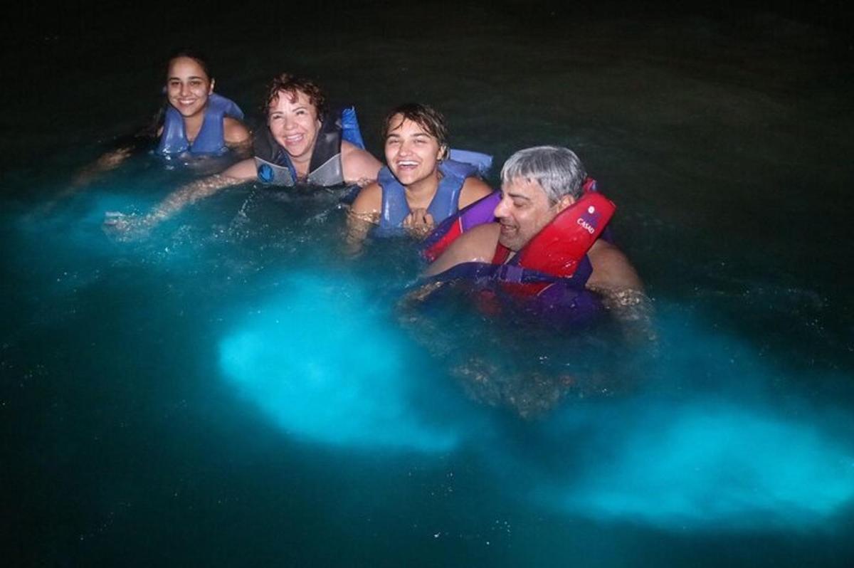 un gruppo di persone su una zattera in acqua