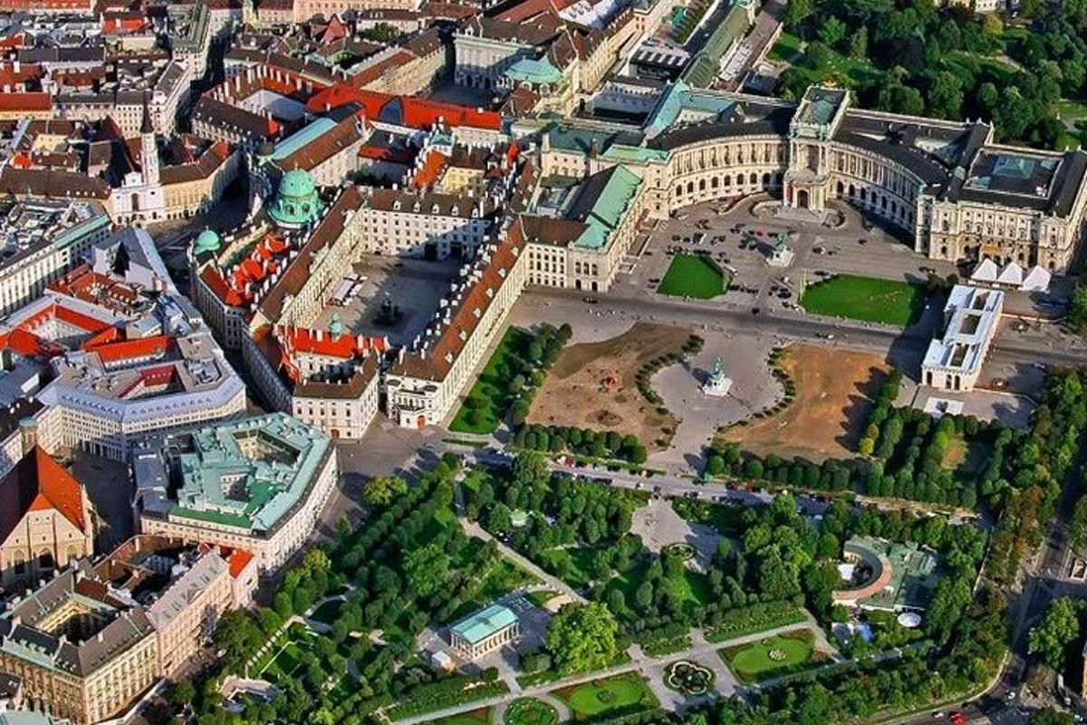 pohled na město s budovami a stromy shora