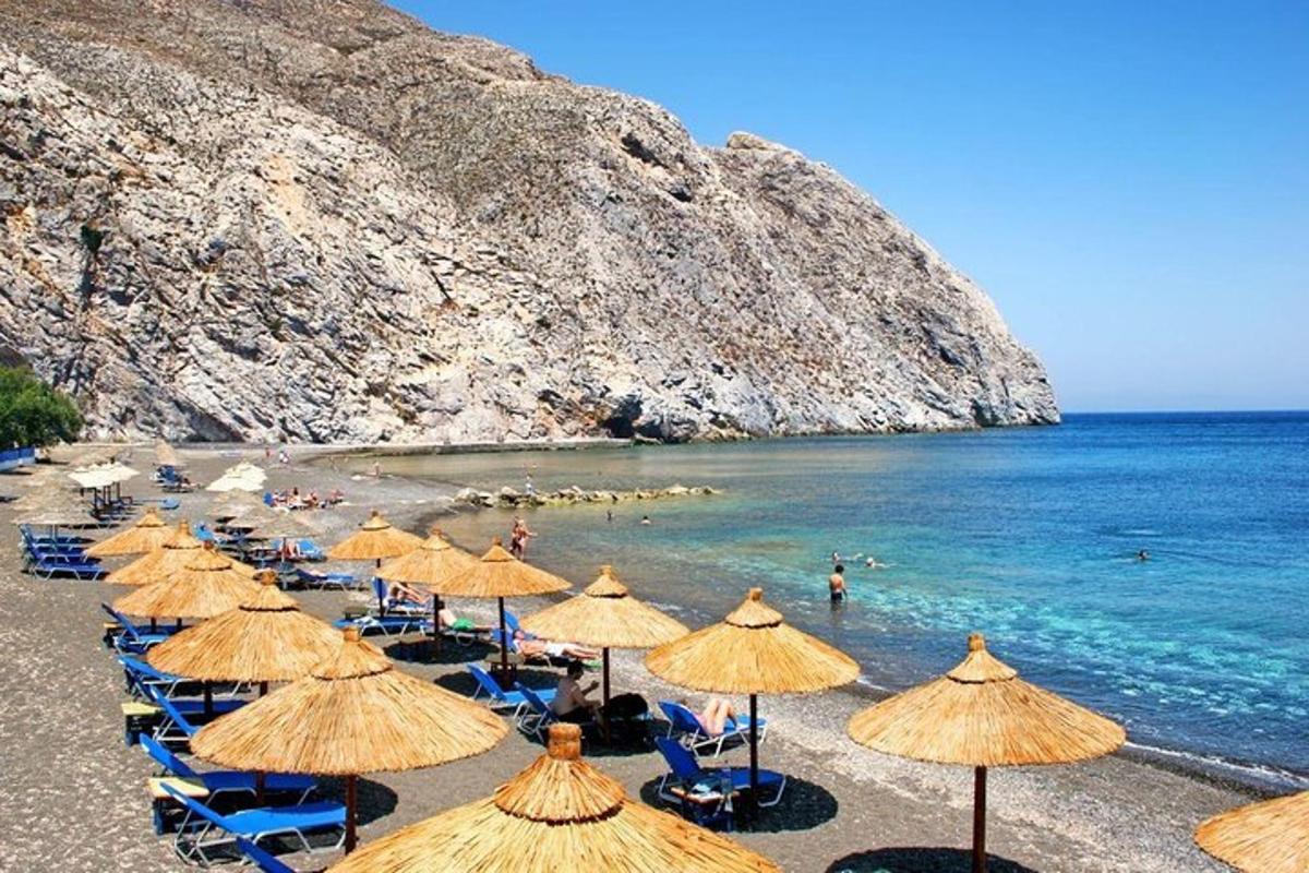 un gruppo di ombrelloni e sedie su una spiaggia
