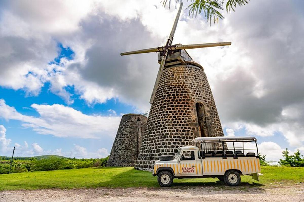 un camion garé devant un moulin à vent
