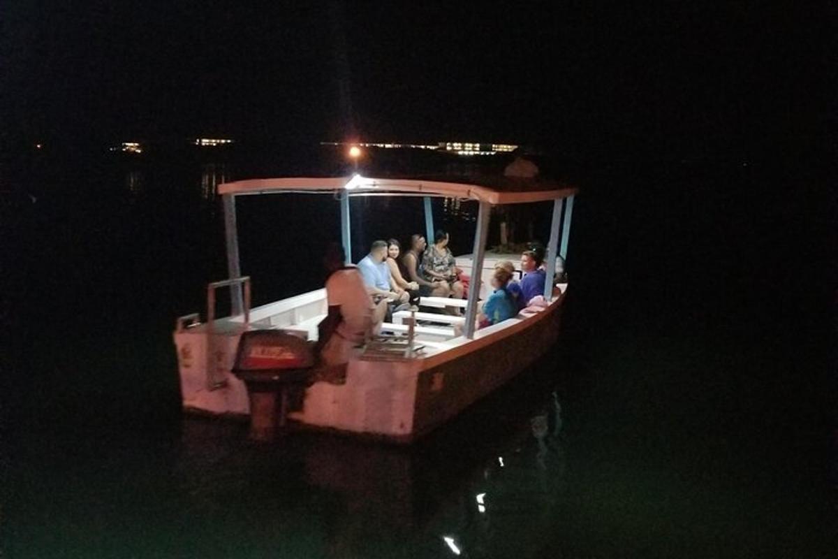 un gruppo di persone su una barca in acqua