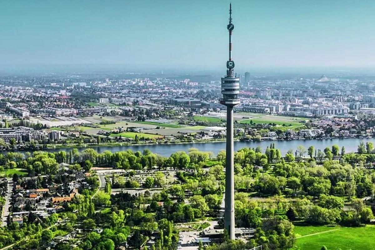ein Blick auf eine Stadt mit einem hohen Turm