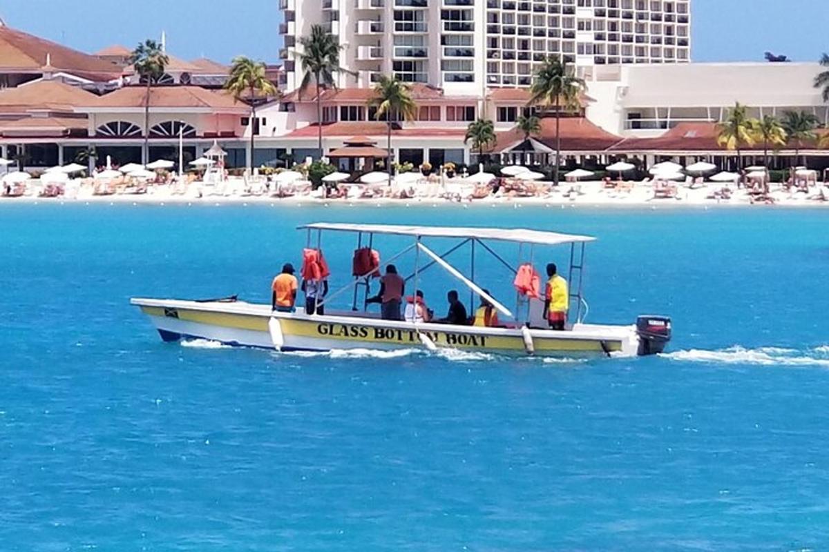 un gruppo di persone su una barca in acqua