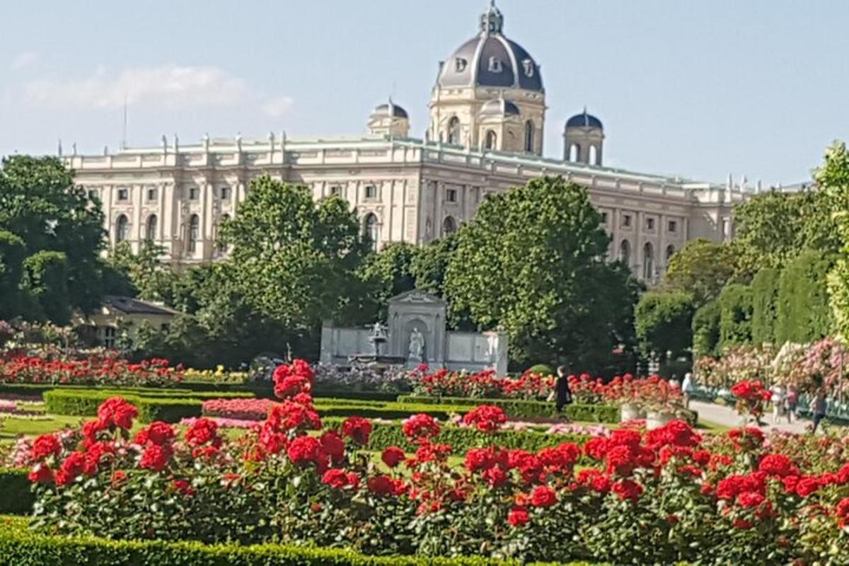 ein Gebäude mit einem Garten mit Blumen davor