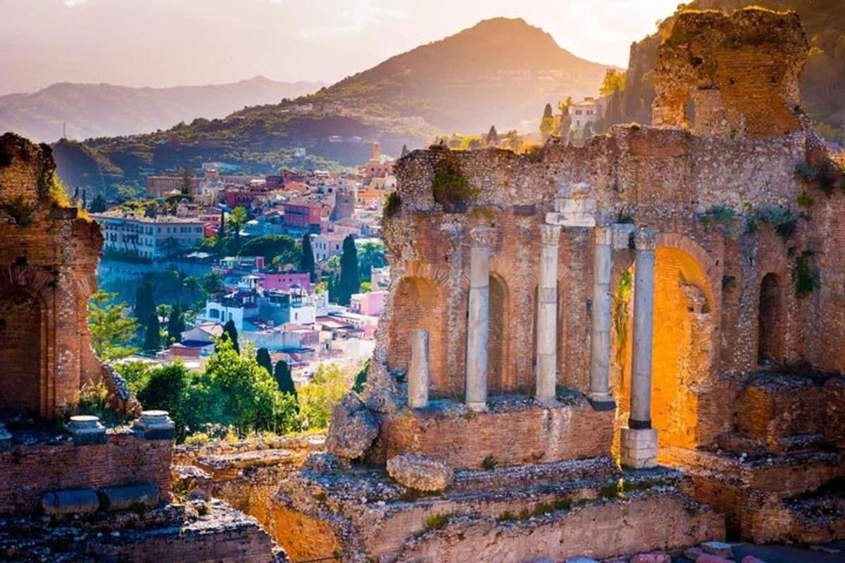 uma vista de uma cidade a partir das ruínas de um edifício