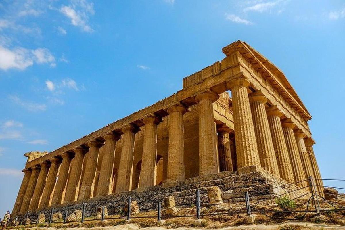 ένα μεγάλο κτίριο με κολώνες στην κορυφή του