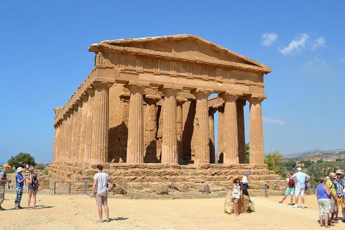 un gruppo di persone in piedi davanti a un tempio