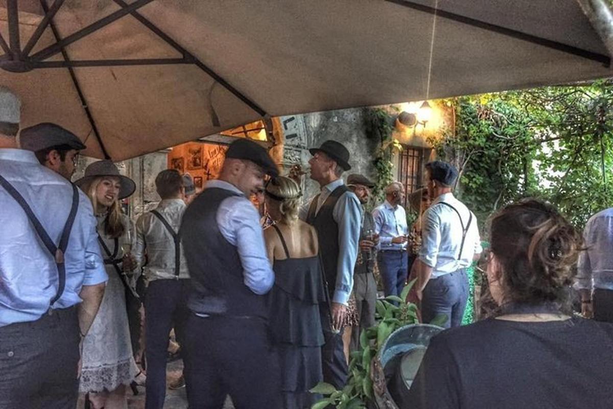 um grupo de pessoas em pé sob uma tenda