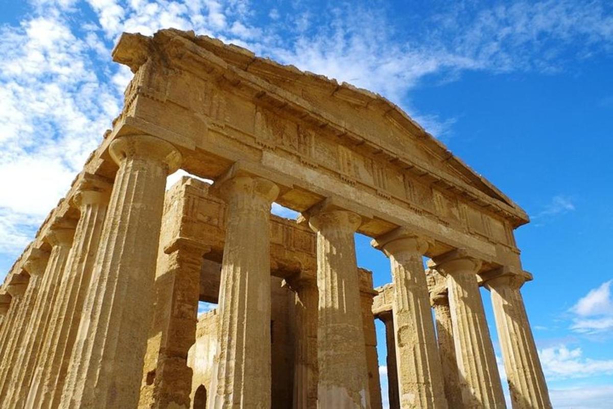 Un edificio antiguo con columnas sobre un cielo azul.