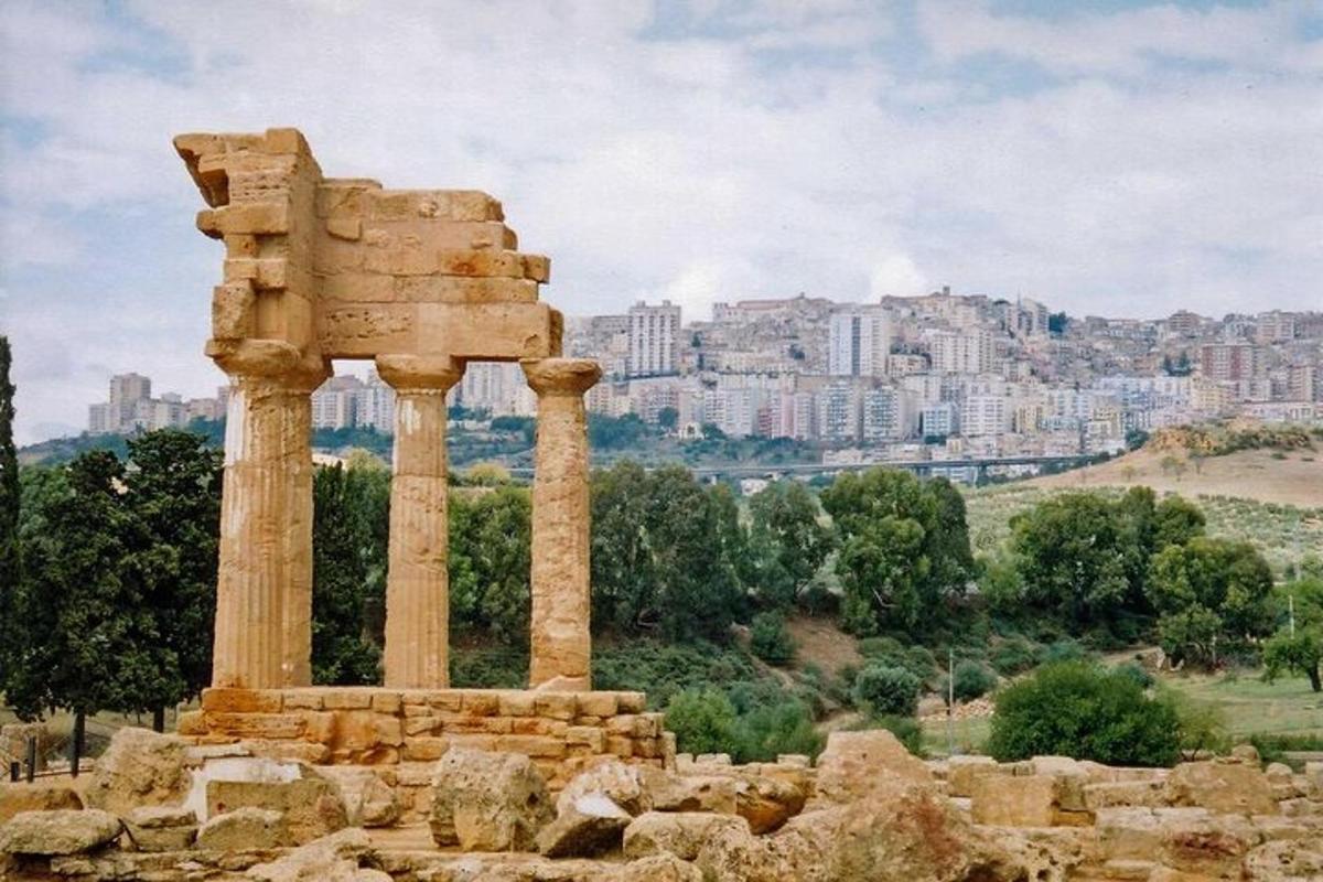 un monumento con una città sullo sfondo