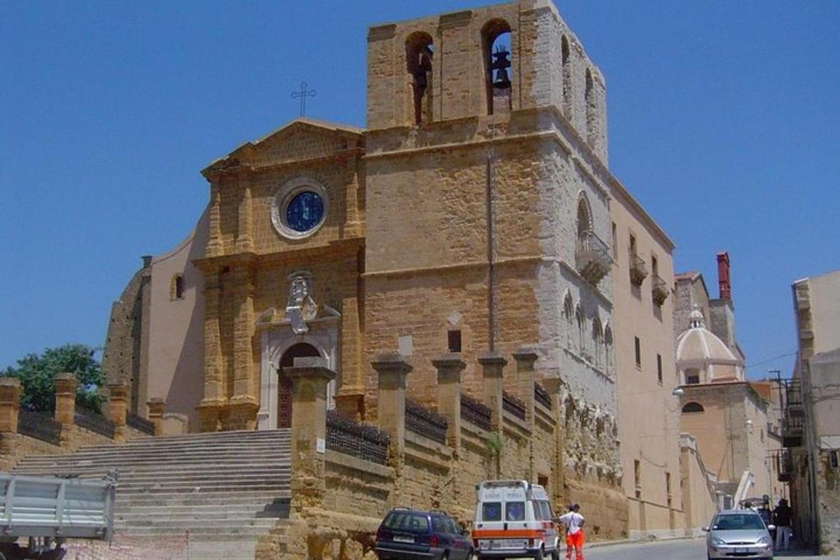 un edificio con un orologio su un lato