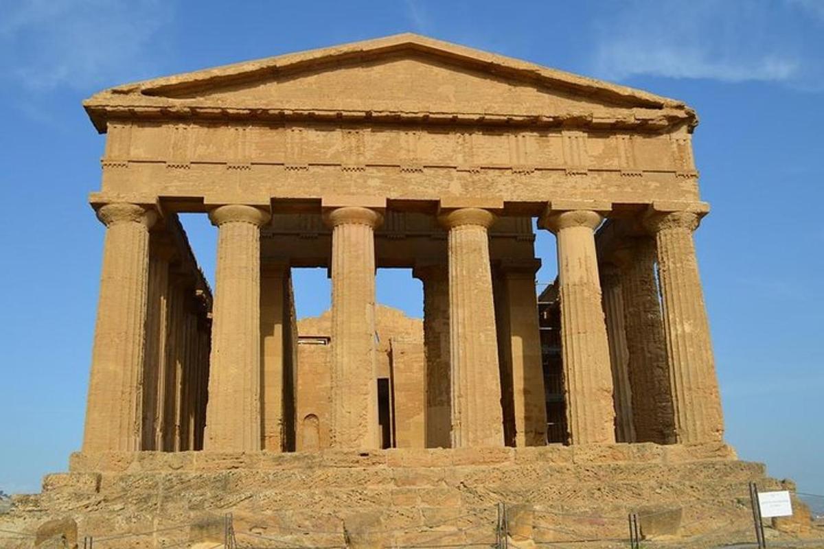 un alto edificio in pietra con colonne in cima