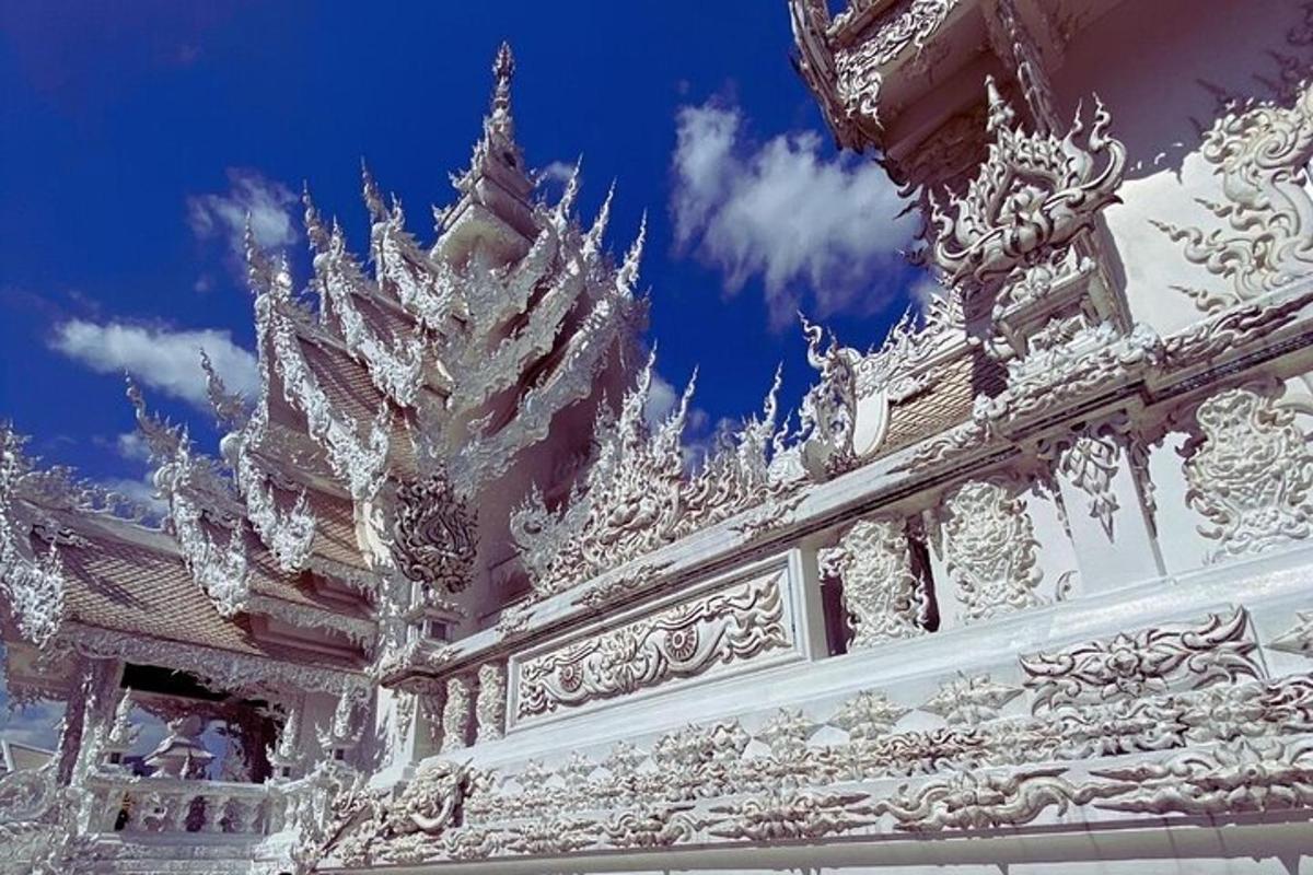 un temple blanc amb un cel blau al fons