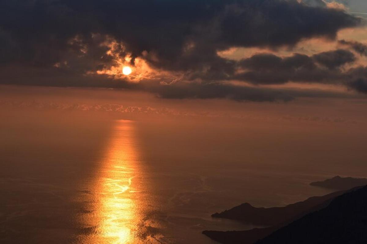 μια εικόνα του ήλιου που δύει πάνω από τον ωκεανό