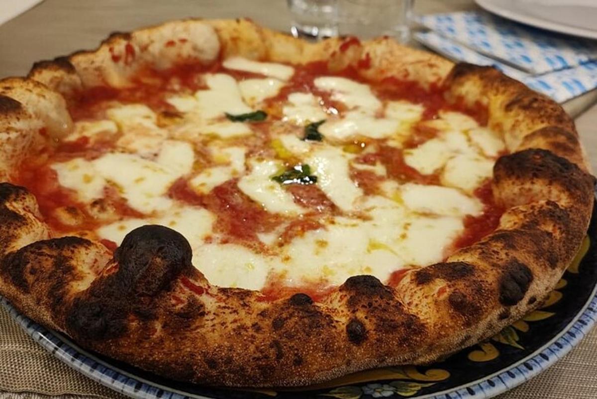 pizza ležící na talíři na stole