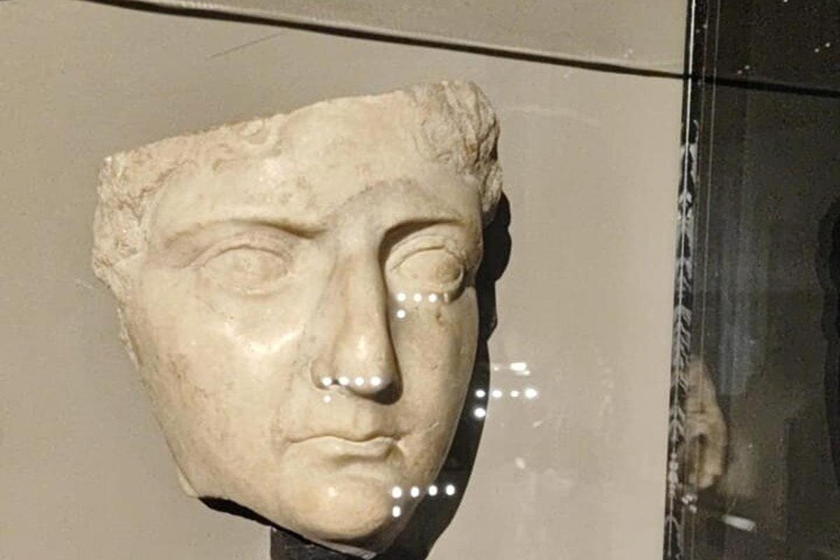 ένα άγαλμα κεφαλής σε έκθεση σε μουσείο