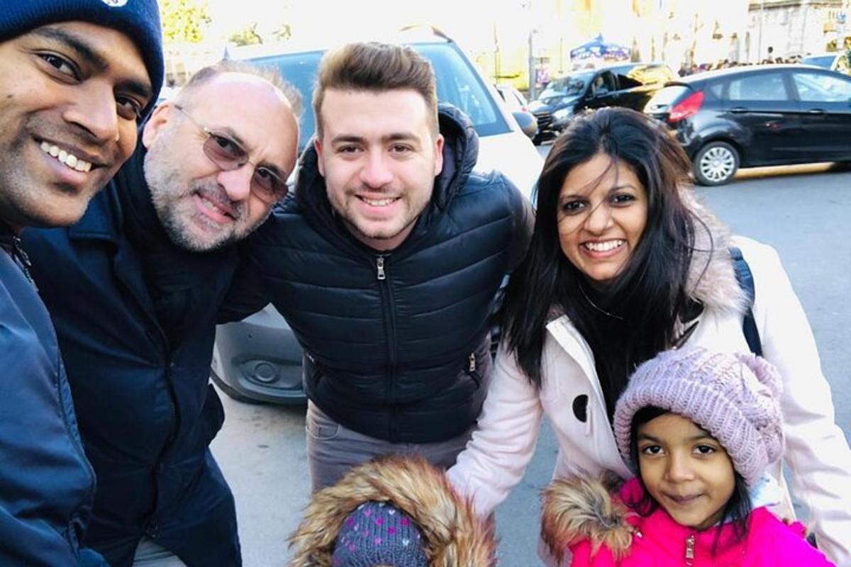 skupina lidí pózujících pro fotografii