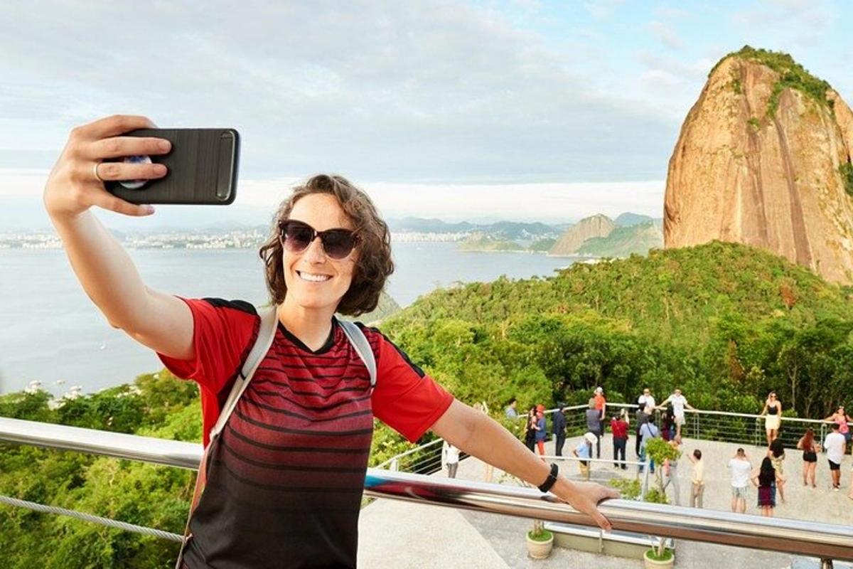 uma mulher tirando uma foto de uma montanha