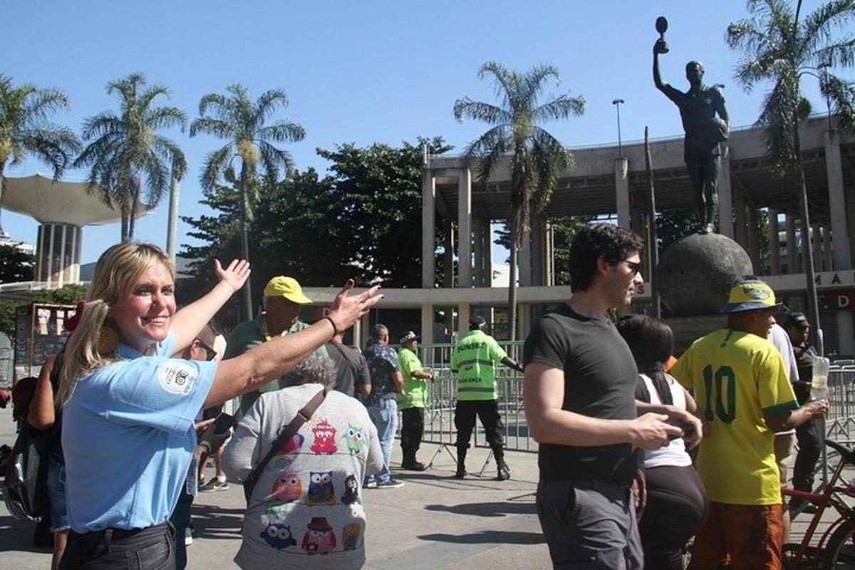 un grup de persones dempeus davant d'una estàtua
