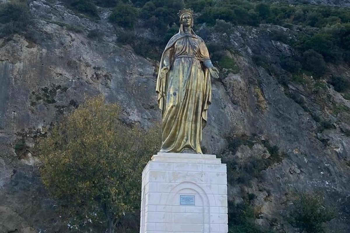 socha muže stojícího na vrcholu monumentu