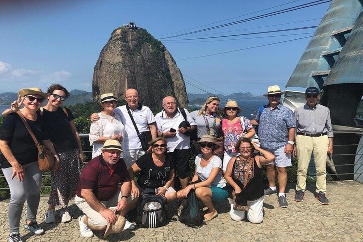 un grup de persones posant per a una foto davant d'una roca