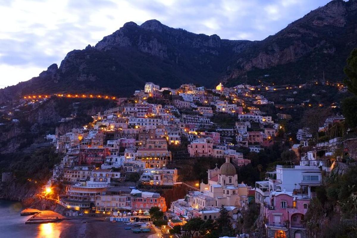 Una vista de un pueblo en una montaña por la noche.