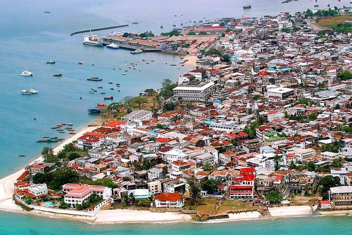 una vista aerea di una città su una spiaggia