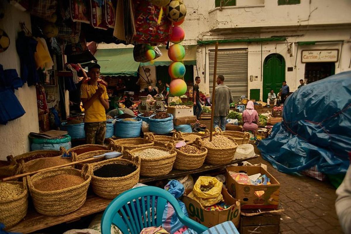 un mercato con cesti e persone in una strada