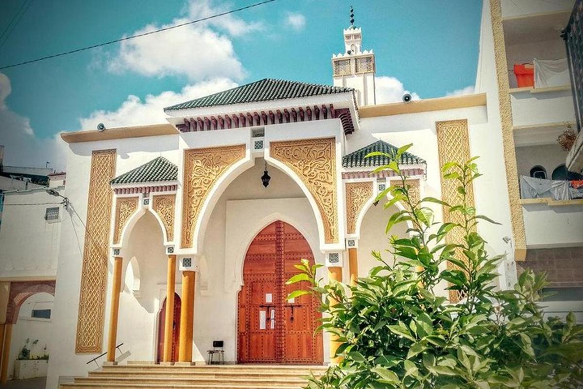 una casa bianca con una porta e delle scale rosse