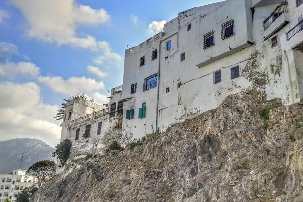 مبنى على جانب الجبل