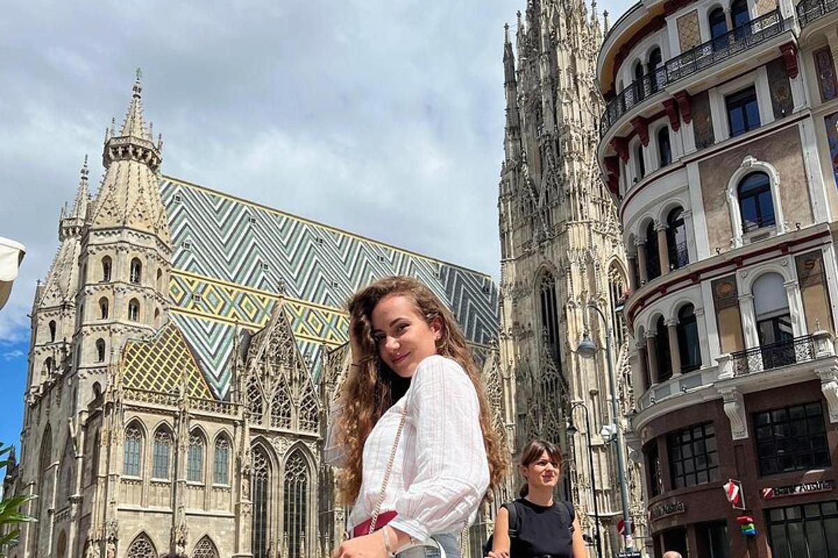 žena stojící před katedrálou