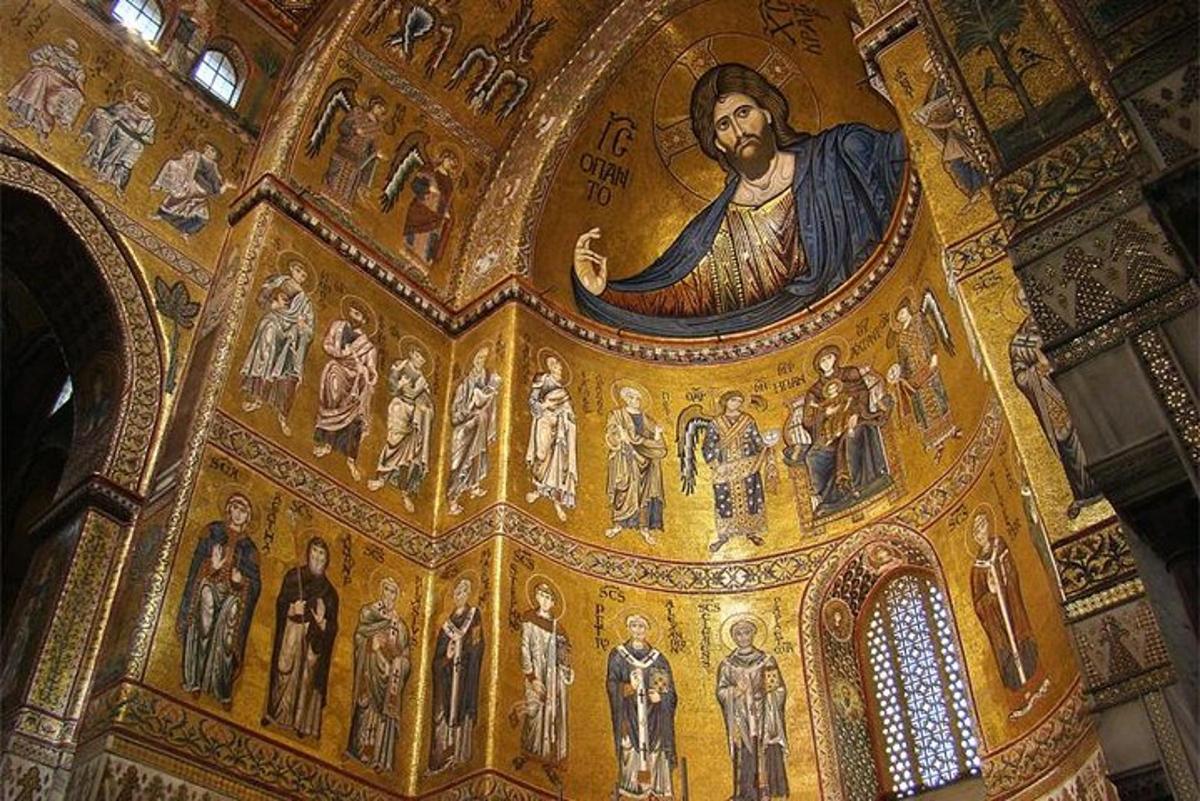 церква з безліччю розписів на стелі