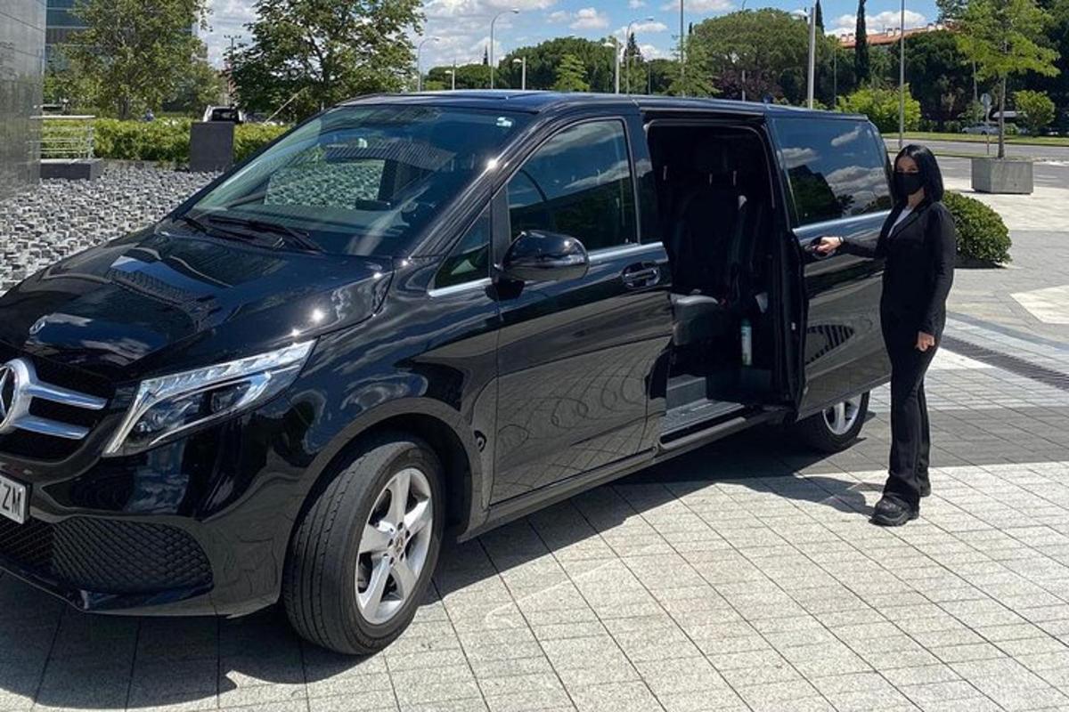 жінка сідає в чорну вантажівку