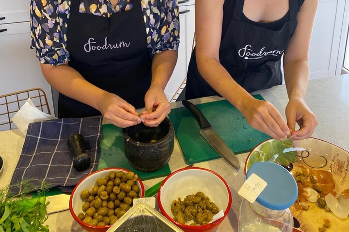 zwei Frauen stehen in einer Küche und bereiten Essen vor