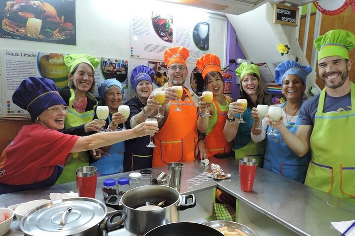 un gruppo di persone con cappelli da cuoco che tengono in mano delle tazze