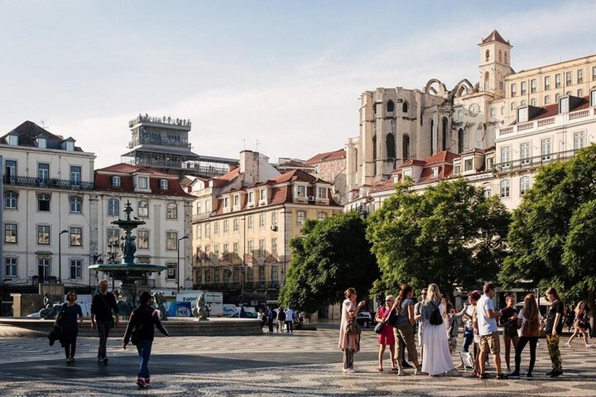 Un grupo de personas caminando por una ciudad con edificios.