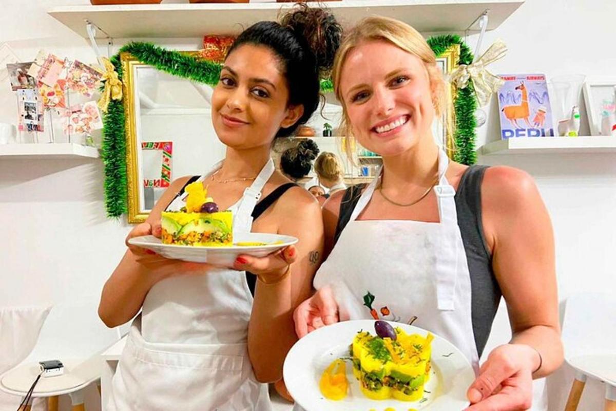 due donne tengono in mano un piatto di cibo
