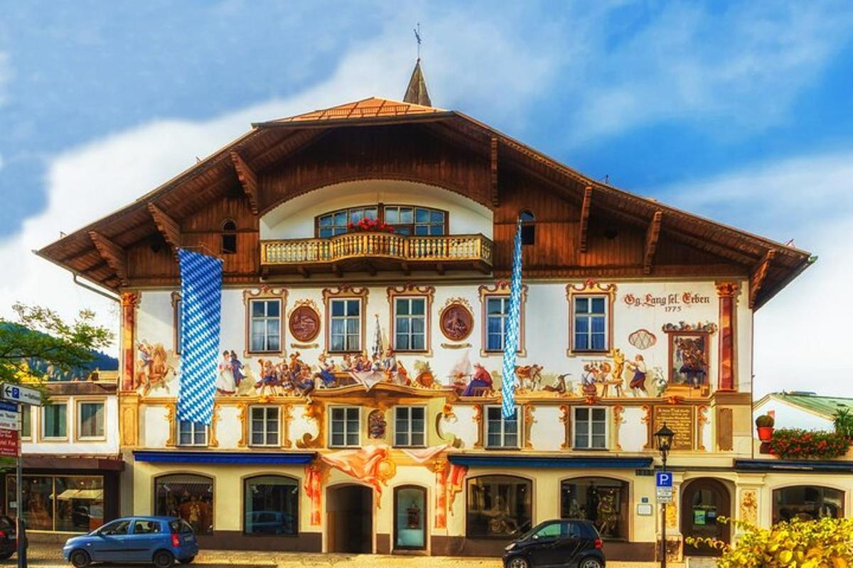 Un edificio con decoraciones en el frente.