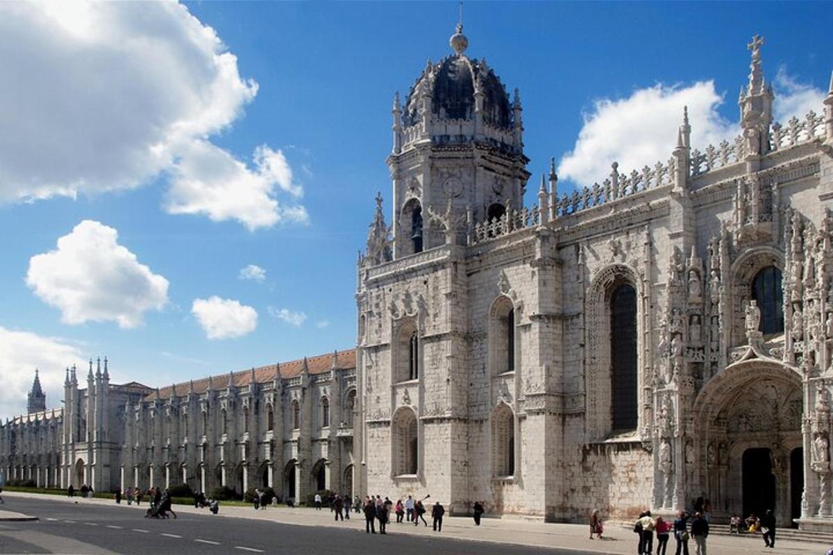 un grande edificio in pietra con una torre dell'orologio su di esso