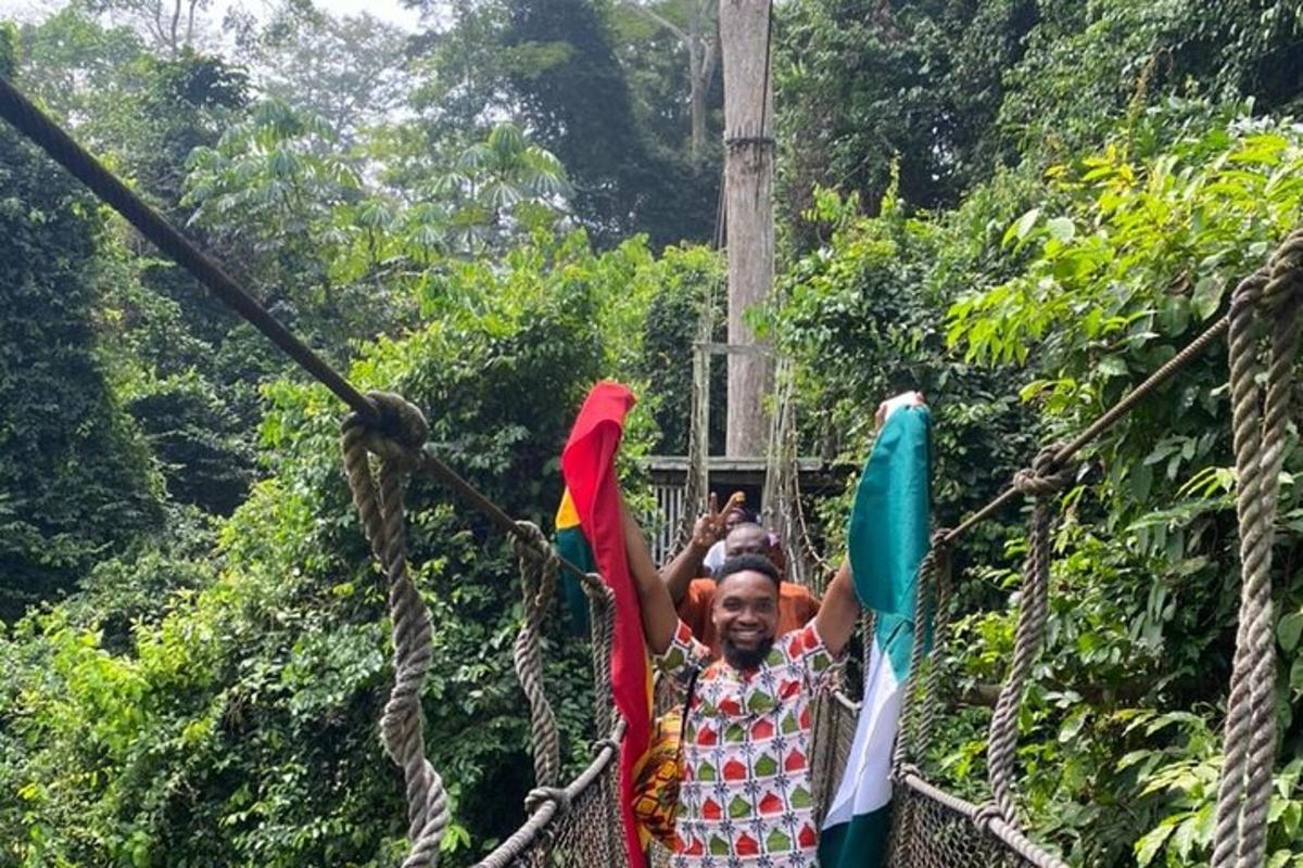 un grup de persones creuant un pont penjant a la selva