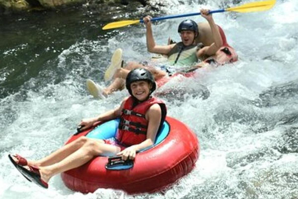 um grupo de pessoas fazendo rafting em um rio