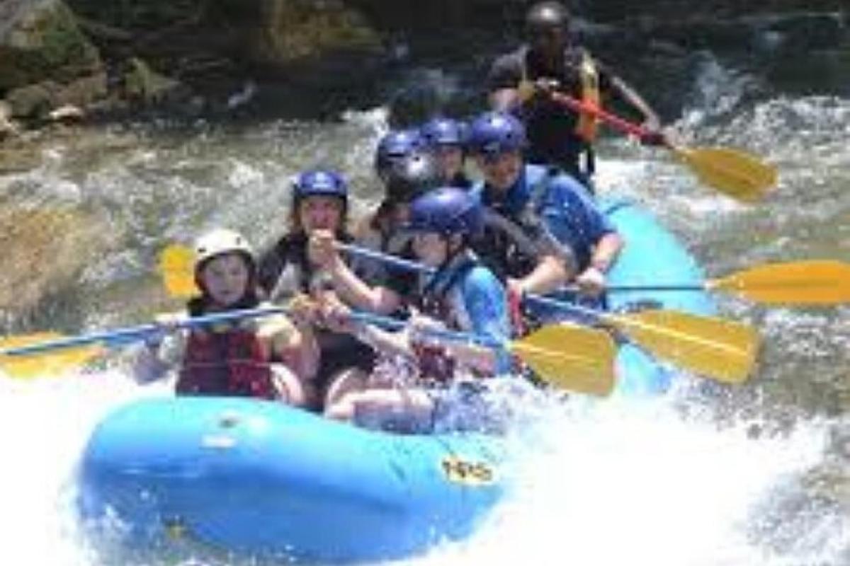 un grup de oameni care fac rafting pe un râu