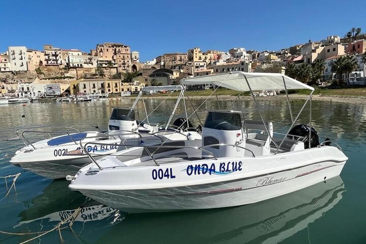 două bărci sunt acostate în apă într-un port