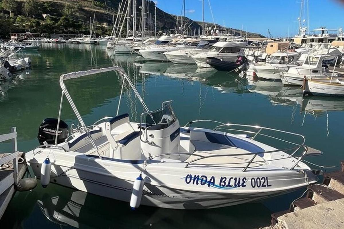o barcă albă acostată într-un port cu alte bărci
