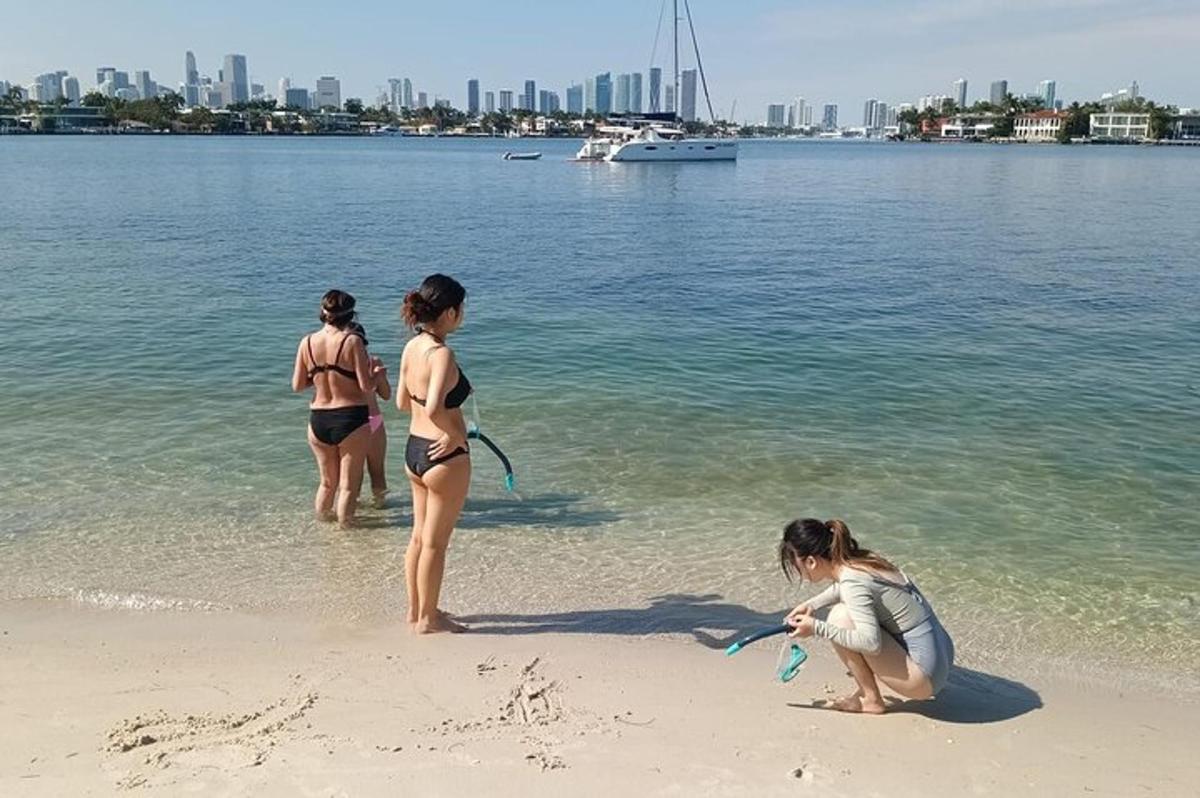 tres dones en banyador dretes a la platja