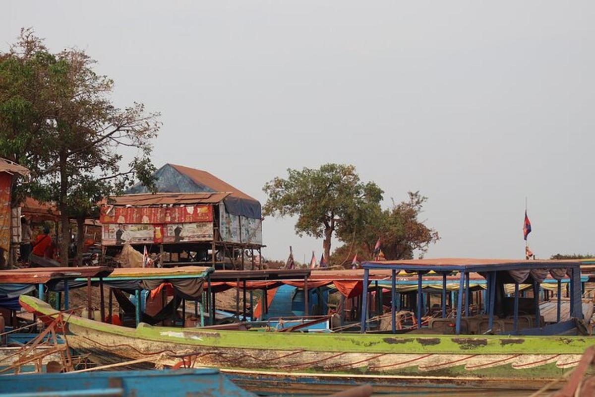 Un grupo de barcos estacionados junto a un edificio.