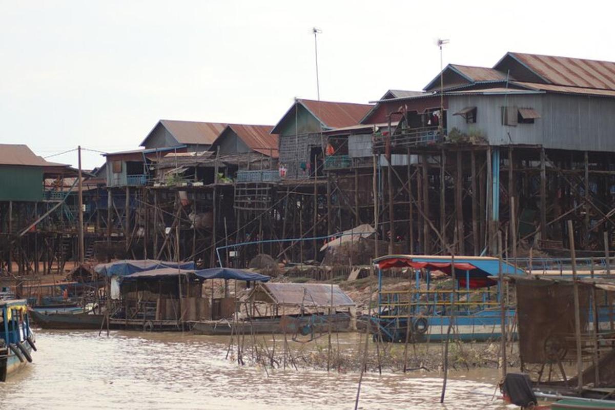 Un grupo de casas y barcos en el agua.